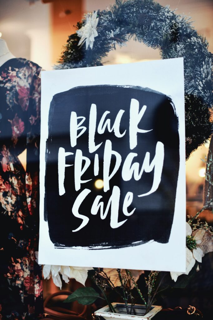 Cartaz de Black Friday com até 50% de desconto em vitrine de loja, época de ofertas de celulares Xiaomi em Curitiba